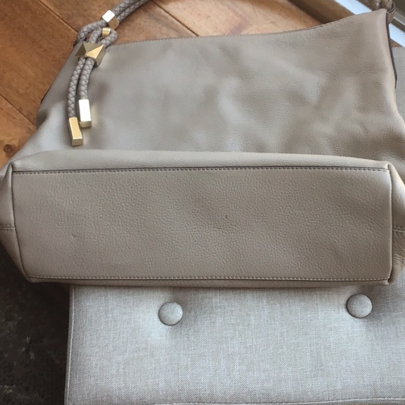 NWT MICHAEL KORS TAN LEATHER HANDBAG. TOP ZIP CLOSURE WITH BRAIDED PULL. - Picture 5 of 10